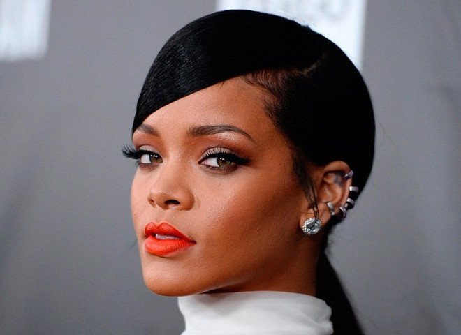 Вагітна Ріанна знову приголомшила провокаційним образом