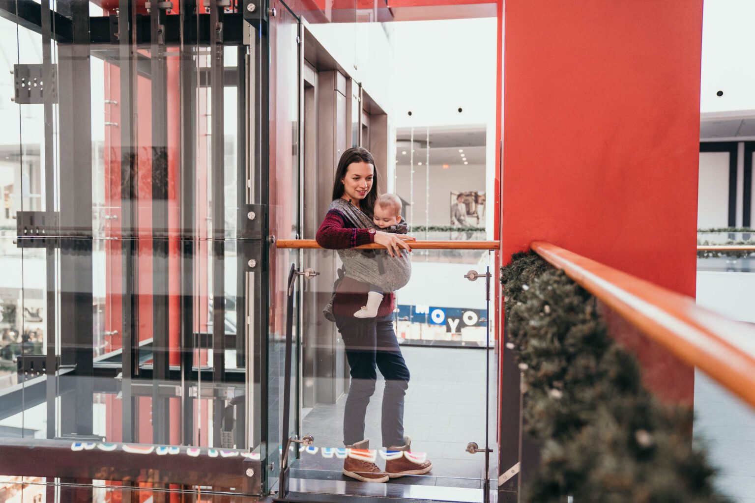 Техніка безпеки при користуванні ліфтами з маленькими дітьми: чим допоможе слінг