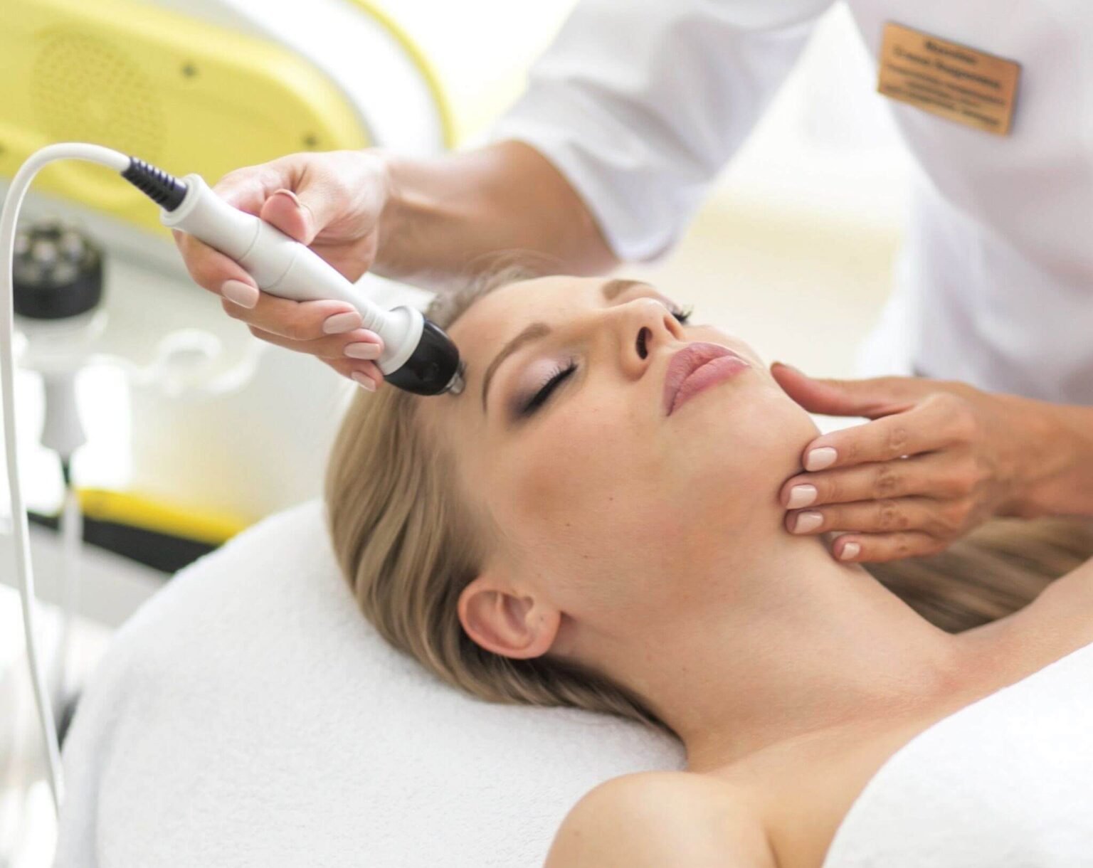 Пластичний хірург розповіла, як можна замінити хірургічне втручання косметологією