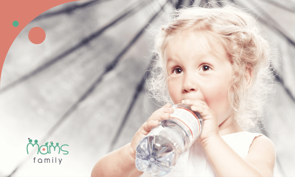 Три поради, як привчити дитину до водного балансу