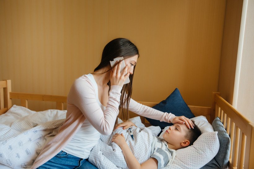 Коли варто викликати швидку, а коли дзвонити сімейному лікарю. Що каже закон і здоровий глузд