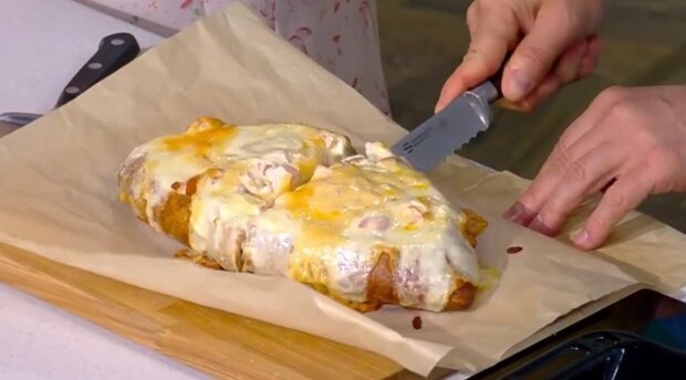 Вкуснее, чем пицца: хрустящий фаршированный хлеб с курицей и сыром – пошаговый рецепт приготовления