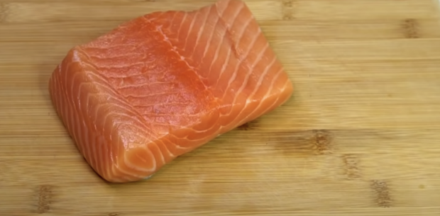 Украсит любой праздничный стол и станет любимой закуской: рецепт салата с красной рыбой