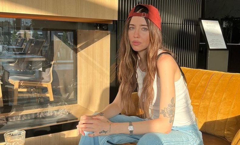 «Иногда хочется побыть леди»: Дорофеева снялась в красном платье с откровенным вырезом