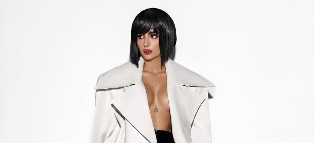 Анна Тринчер показала пикантные фото в кружевных колготах и пальто на голую грудь