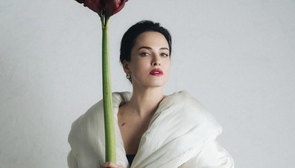 Астафьева в сетчатых колготах поведала, почему не возвращается к пению