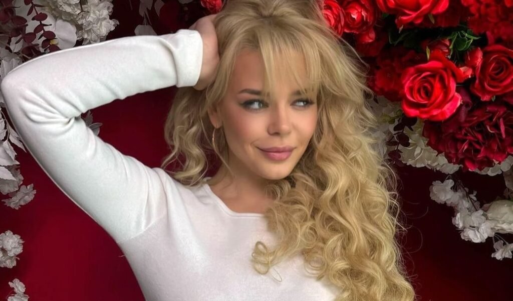 Гросу в боди с вырезами и в цветах предложила оценить ее фото