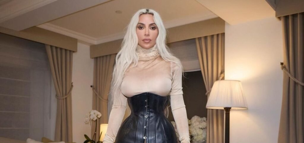 Ким Кардашьян снова огорошила публику экстремально тонкой талией