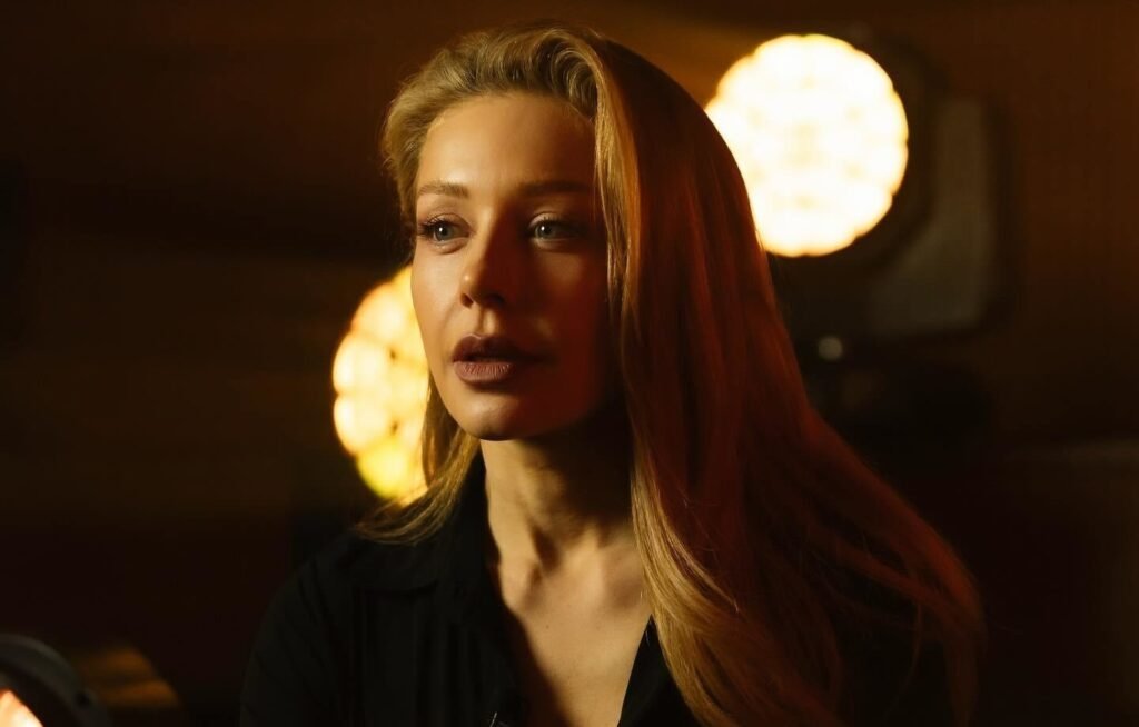 Тина Кароль устроила посиделки в жакете на голую грудь