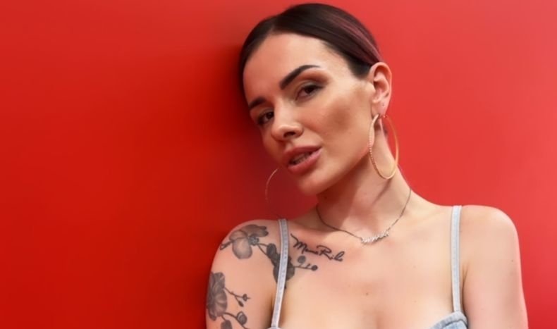 «Традиционное фото из отпуска»: MamaRika снялась топлес