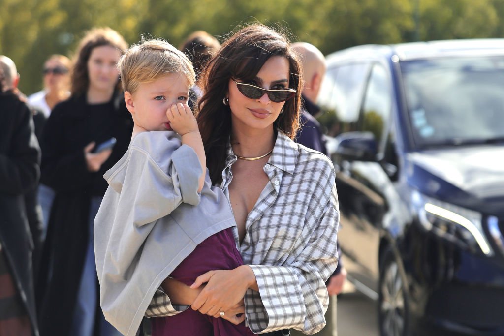 Ратаковски появилась на модном показе с 3-летним сыном