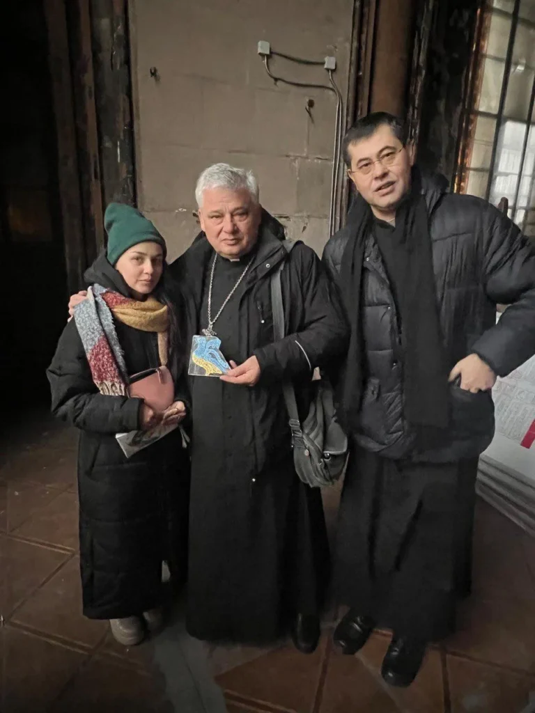 Папе Римскому передали голубя мира, нарисованного на осколках стекла киевского костела Святого Николая