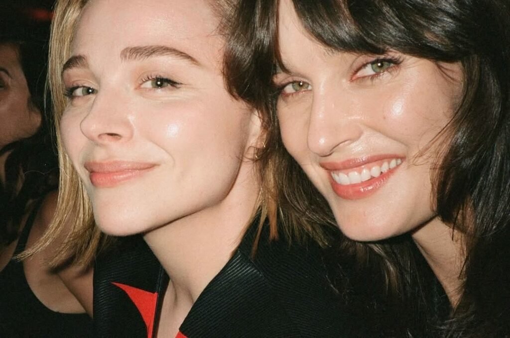 Хлоя Морец намекнула на помолвку с девушкой спустя 2 месяца после каминг-аута