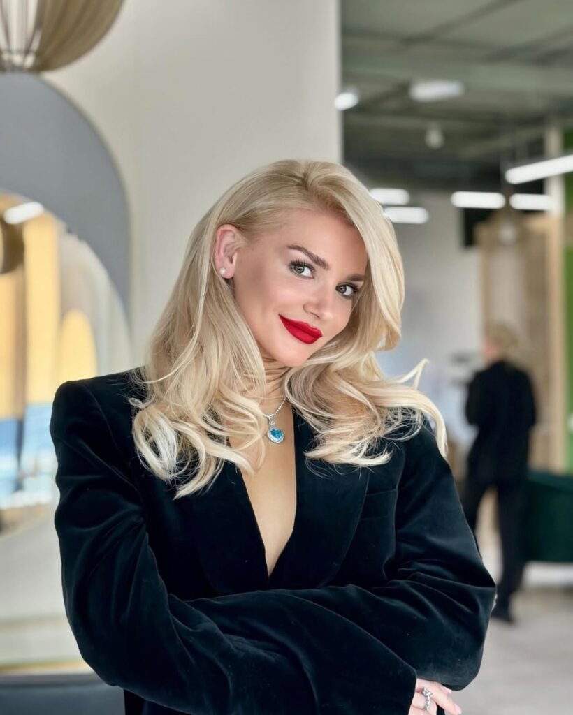 Кто эта брюнетка? Миша Романова поразила фанов архивным кадром (ФОТО)