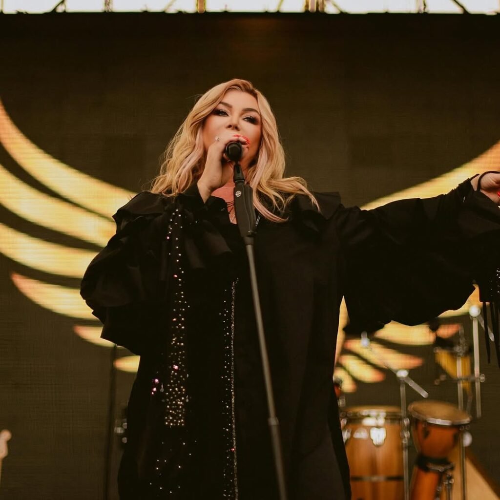 Горько! Ирина Билык получила предложение руки и сердца и поцеловались с поклонником на глазах публики.