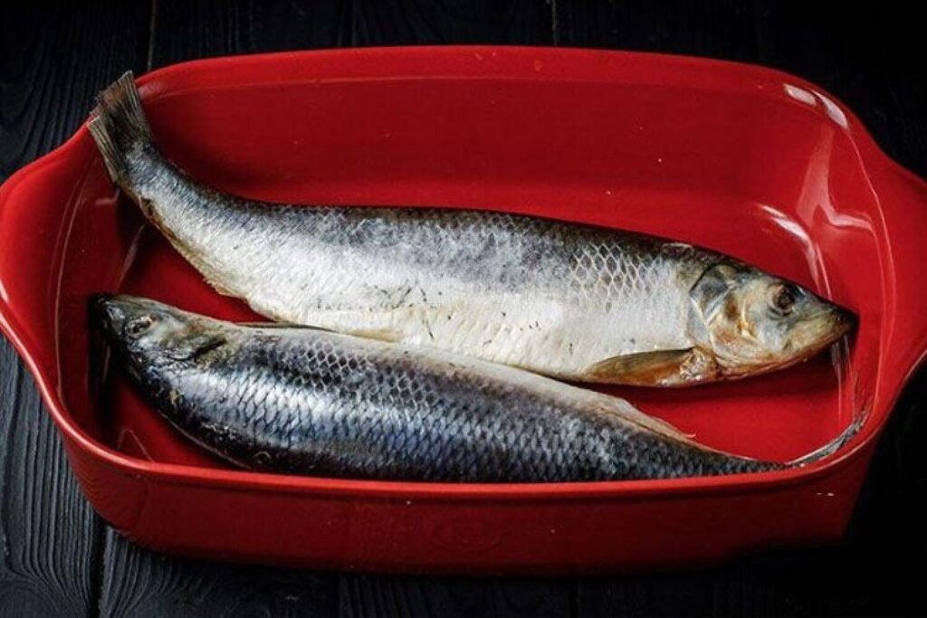 Как за 2 минуты разобрать селедку на идеальные филешки: правильная последовательность, чтобы не осталось ни одной косточки (ВИДЕО)