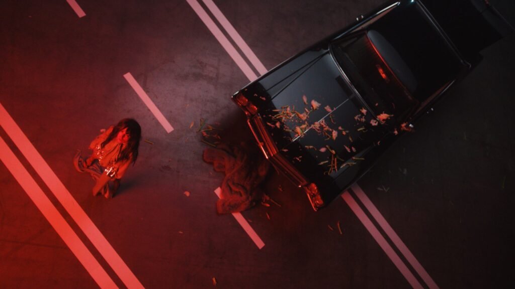 Даша Суворова создала клип, вдохновленный работами Дэвида Линча