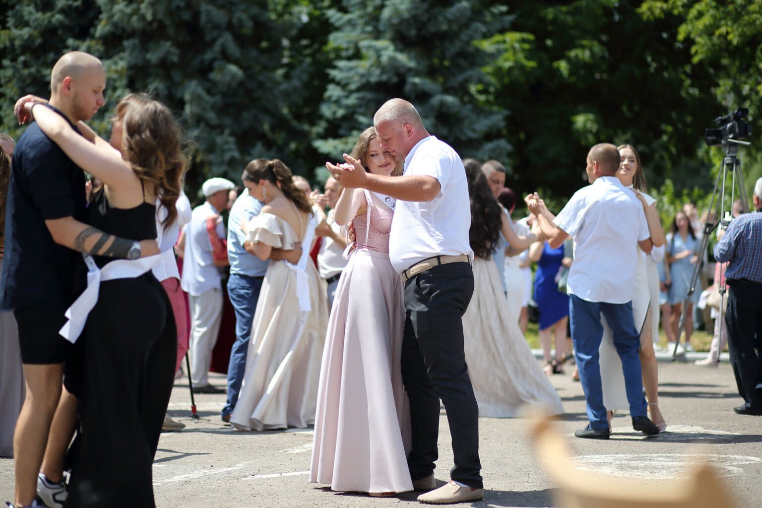 Самый трогательный момент выпускного: какую песню выбрать для вальса с родителями в 2025 году? Большая подборка треков