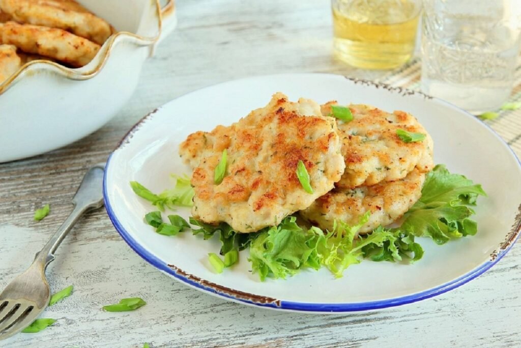 Нарезаем куриную грудку и готовим самые сочные котлеты: их даже не нужно формировать руками (ВИДЕО)