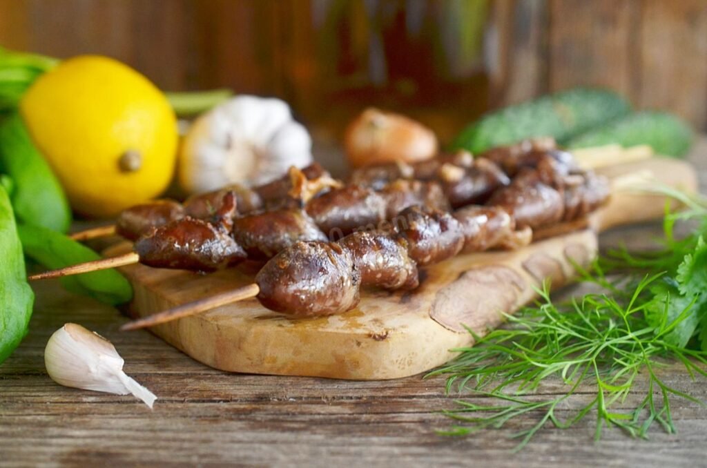 Идеальная экономная закуска для сезона мангала: отличные шашлычки из куриных сердец (ВИДЕО)