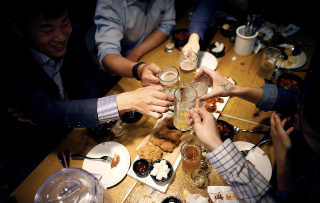 Об этом правиле не расскажут в путеводителях: в какой стране вы должны ждать старшего за столом