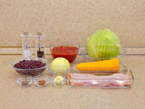 Фасоль, тушенная с капустой и беконом