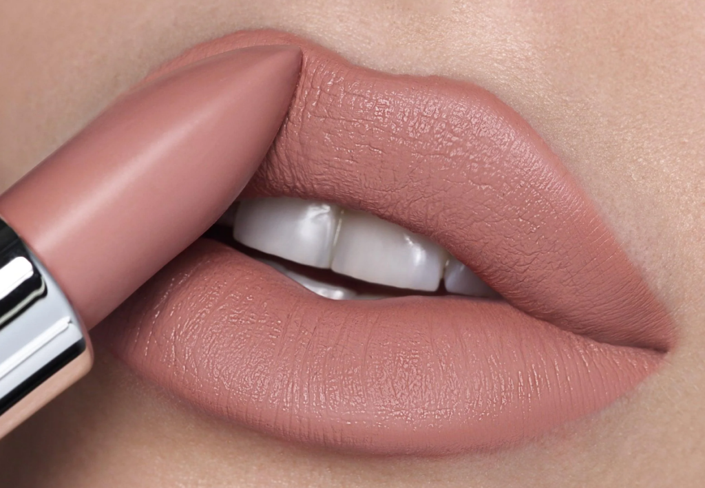 Идеальный нюд: как найти “свой” оттенок помады, который сделает белоснежной улыбку и подчеркнет красоту