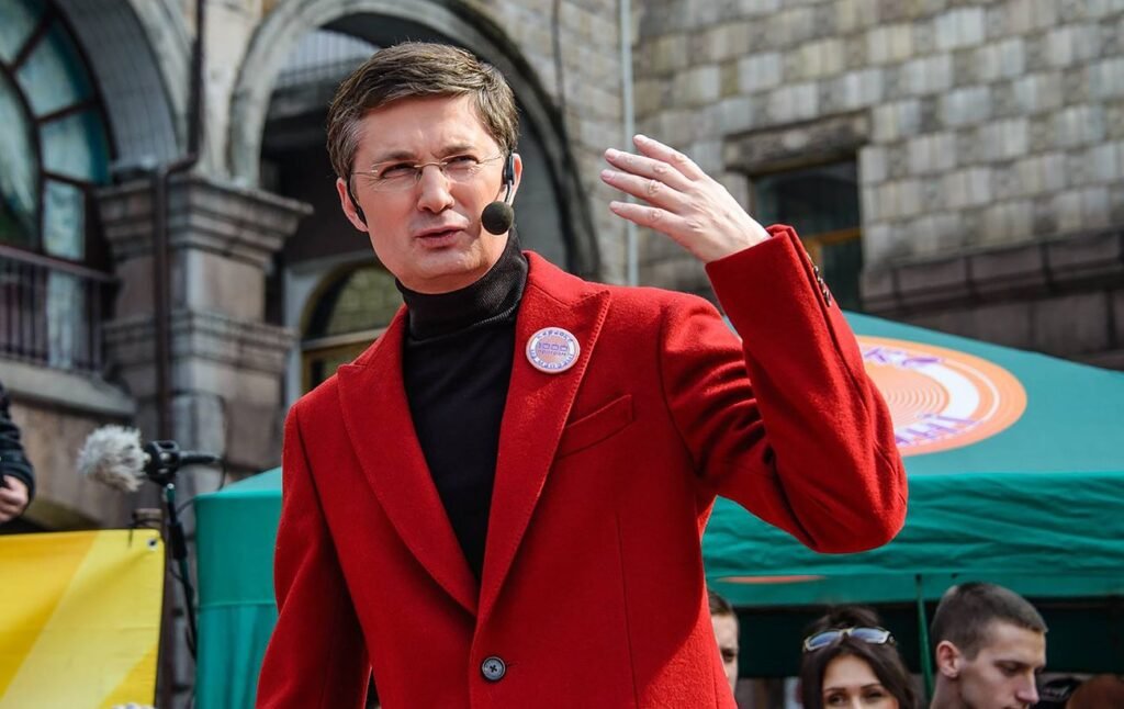 Легендарное «Караоке на Майдане» возвращается: Игорь Кондратюк снова собрал певческую толпу в Киеве, что вызвало споры в Сети