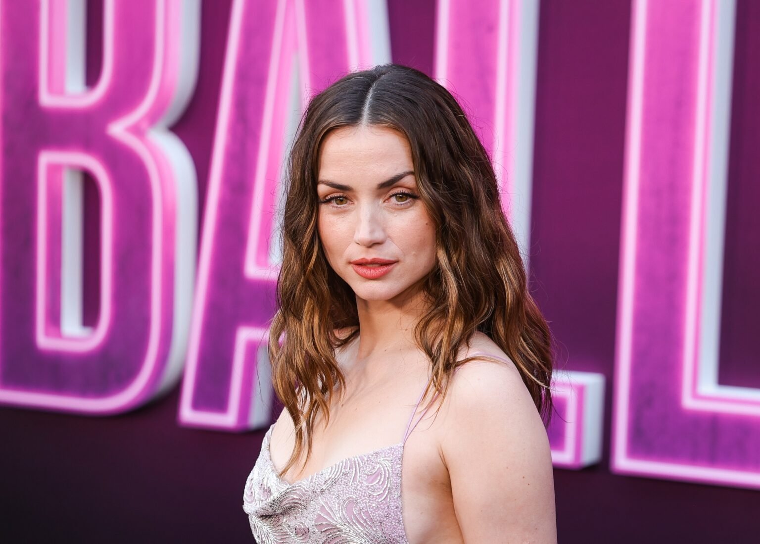 Удачный выбор: Ана де Армас очаровала стильным платьем на кинопремьере (ФОТО)