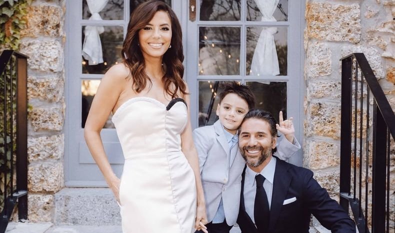 Ева Лонгория поделилась семейными фото в честь 7-летия сына Санти