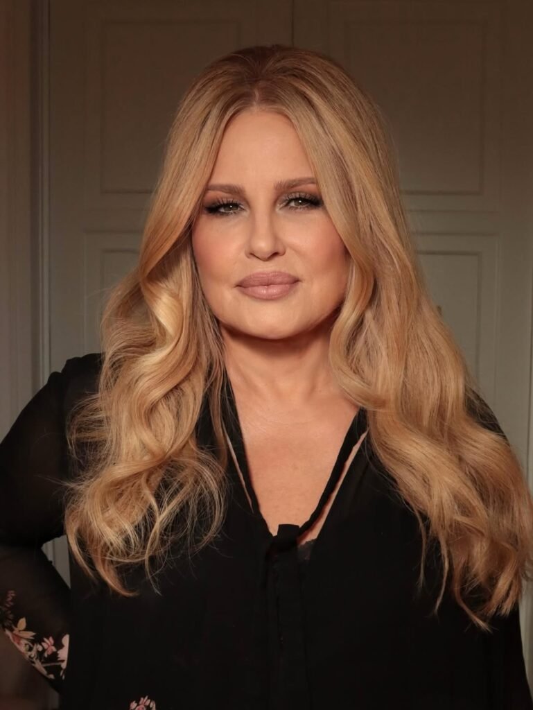 63-летняя Дженнифер Кулидж показала модный макияж, который помогает ей выглядеть гораздо моложе (ФОТО)