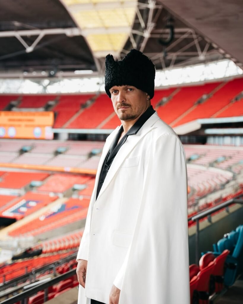 «Украина имеет карты!»: Усику подарили вышиванку-оберег перед судьбоносным боем с Дюбуа в Лондоне (ФОТО, ВИДЕО)