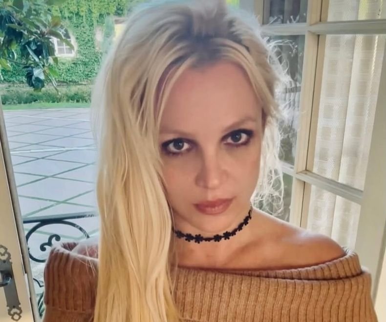 Бритни Спирс заявила, что удочерила девочку и переезжает в Европу