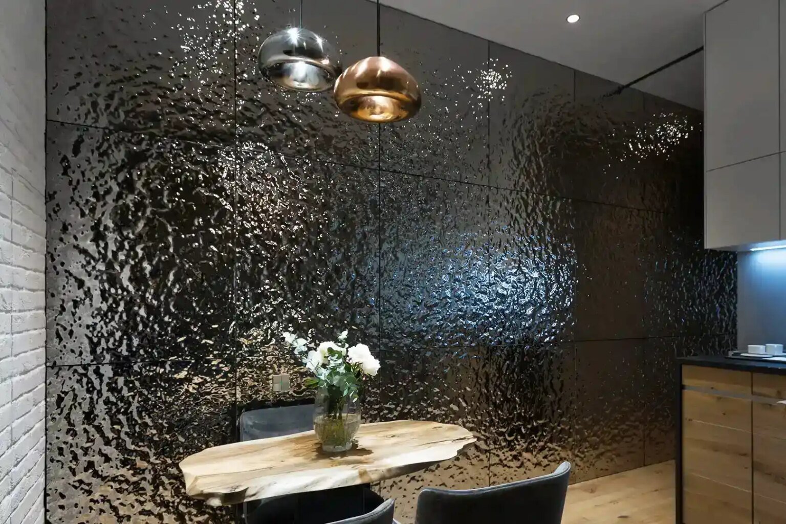 Ваше жилье засияет по-новому: почему стеклянные панели – главный хит 2026 года для акцентных стен (ФОТО)