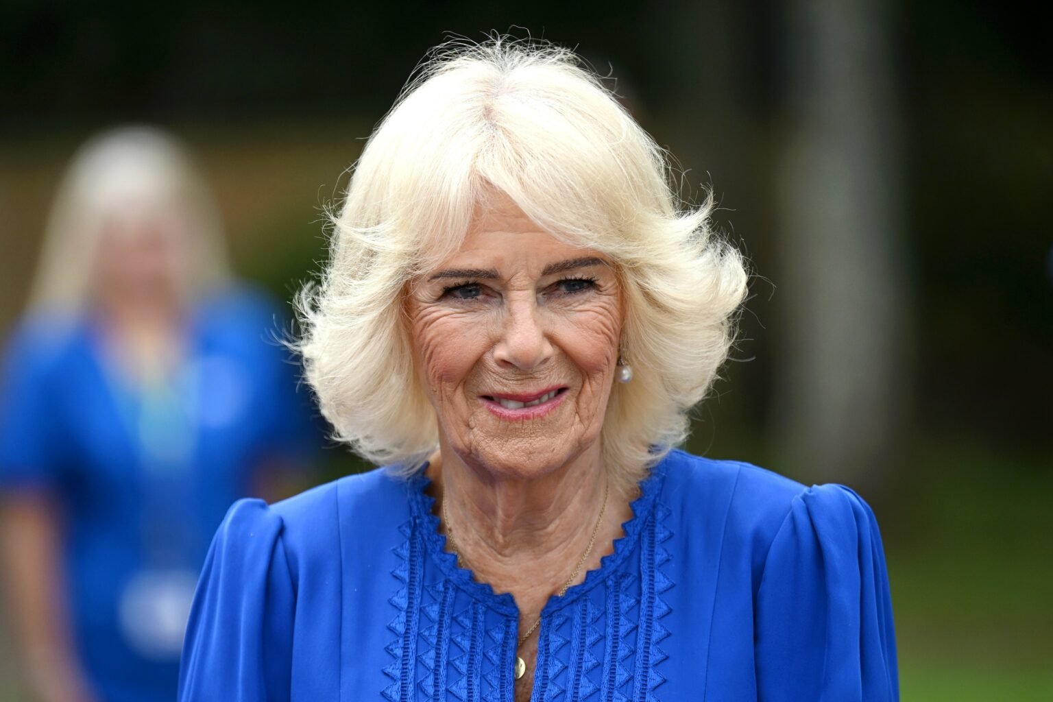 Королева Камилла появилась в синем платье: с чем Ее Величество носила этот яркий наряд (ФОТО)
