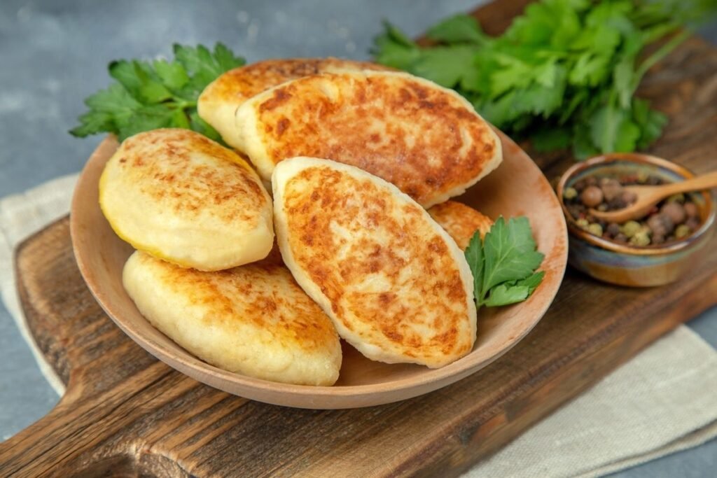 Сочные, золотистые и очень сытные: бюджетные картофельные зразы (ВИДЕО)