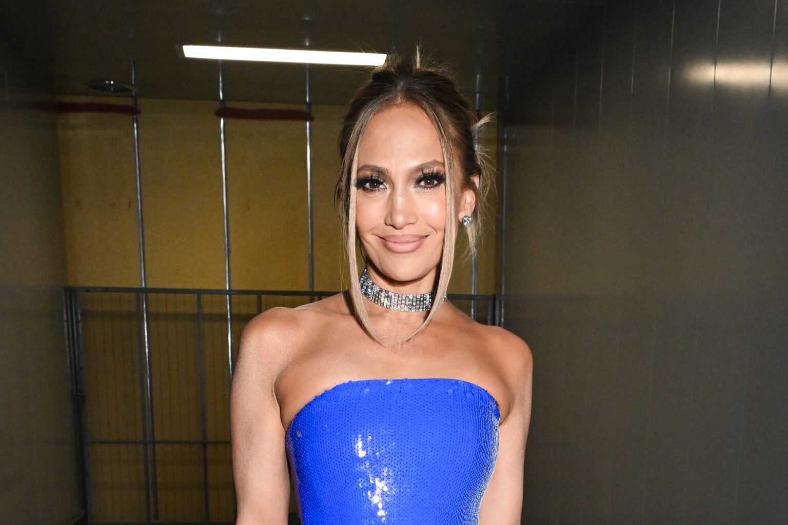 Вся в красном: Дженнифер Лопес завершила образ стильной сумочкой за почти 4 тысячи долларов (ФОТО)