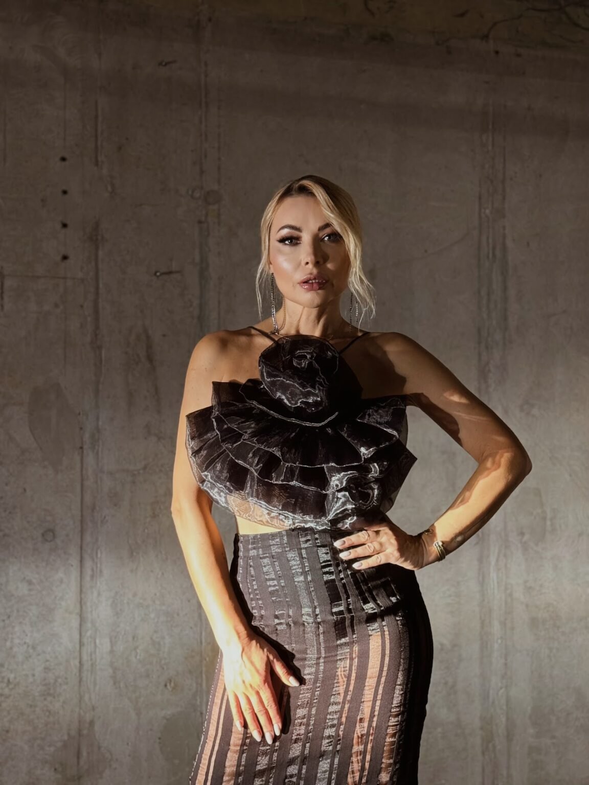 Mr. & Mrs. Smith: MOROZOVA выпустила дебютный AI-клип и продемонстрировала другую себя