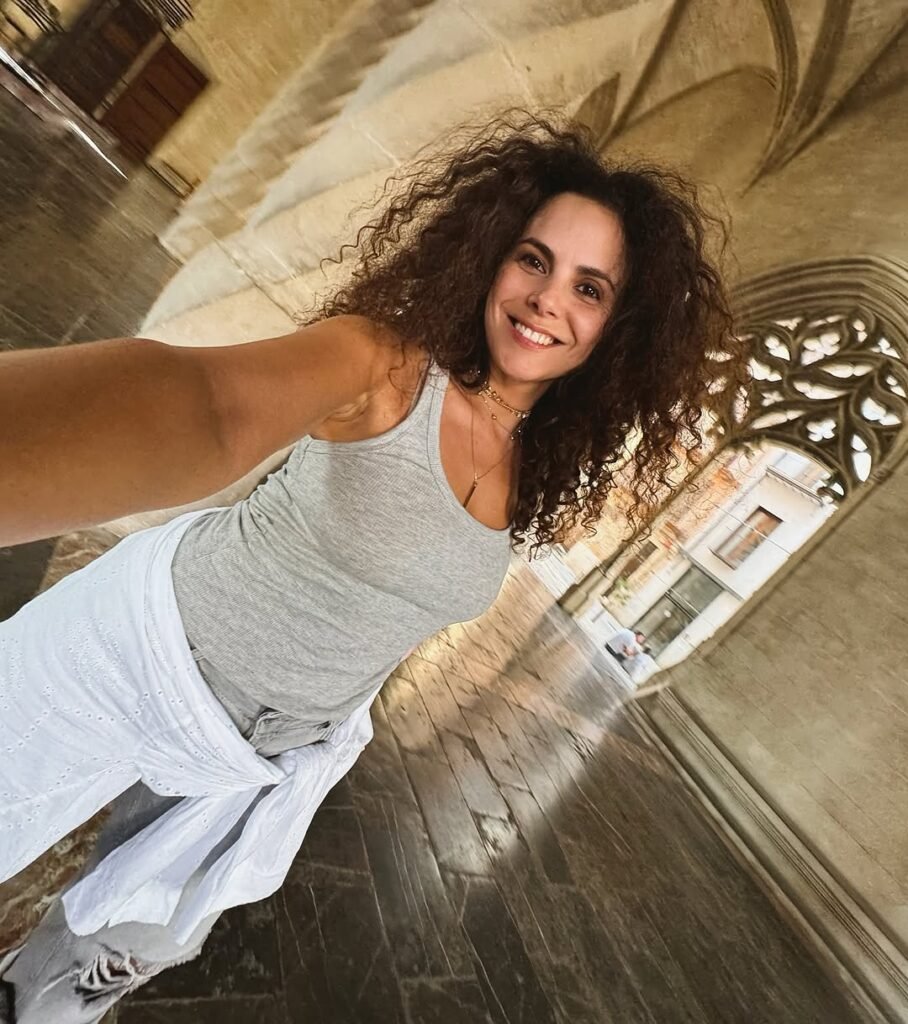 После слухов о тайных родах Настя Каменских устроила горячую фотосессию на фоне гор в Каталонии (ФОТО)