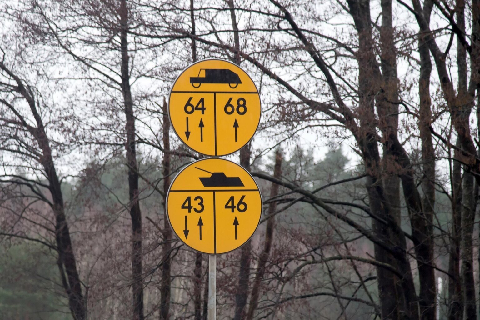 Что означают желтые знаки с танками на дорогах Польши: расшифровываем «военные» символы