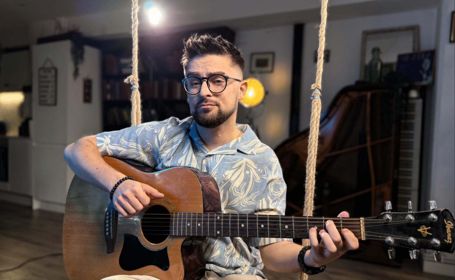 Без пафоса: Julik выпустил зажигательный клип на свою новую песню «Очі» (ВИДЕО)