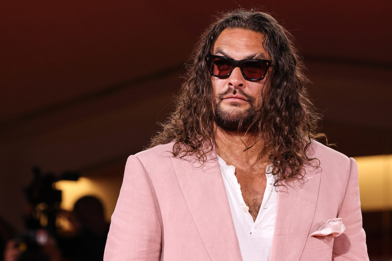 Таким вы его еще не видели: Джейсон Момоа с педикюром и в шлепанцах покорил красную дорожку в Венеции (ФОТО)