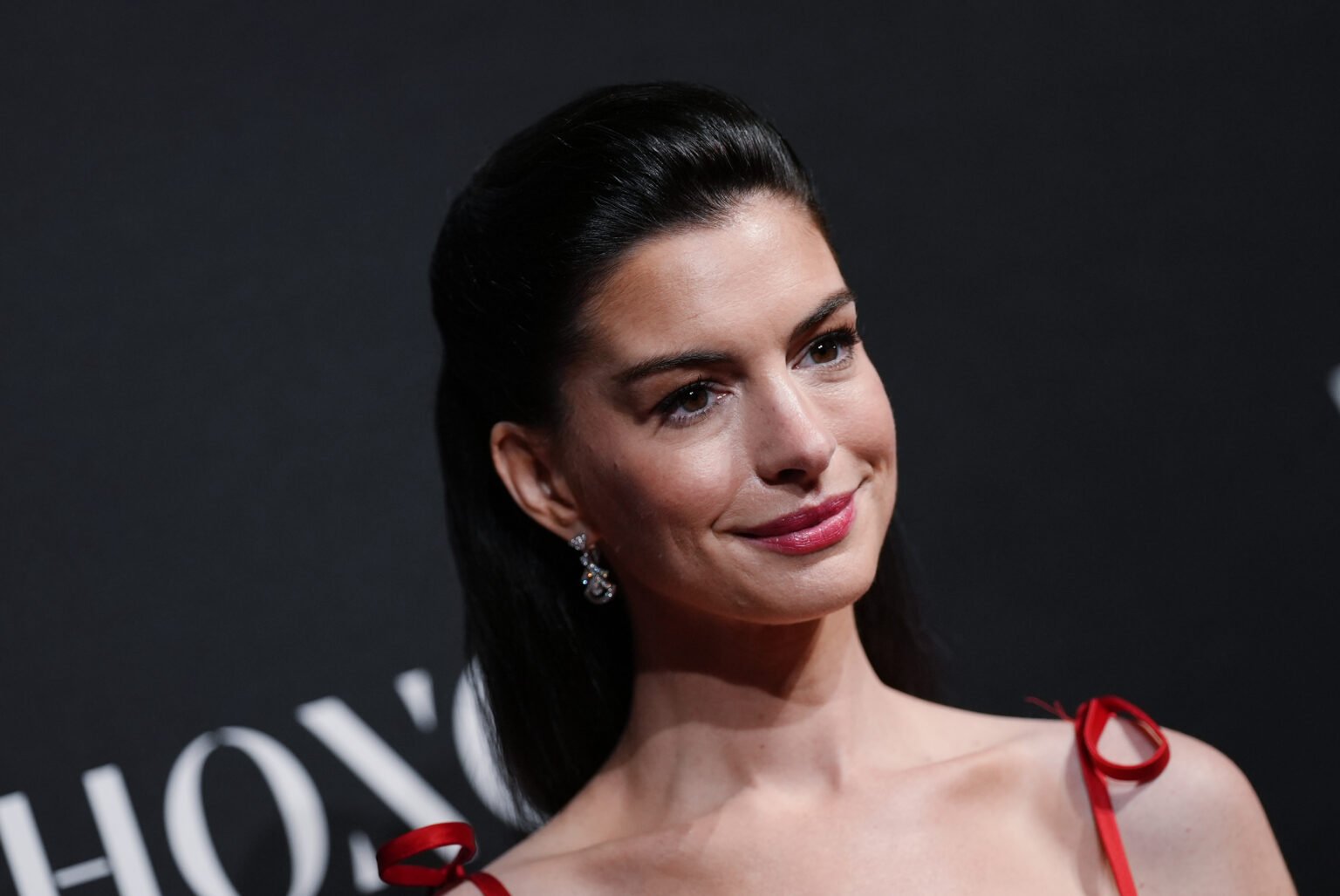 «Алая мечта»: Энн Хэтэуэй предстала в винтажном платье Valentino, украв все взгляды (ФОТО)