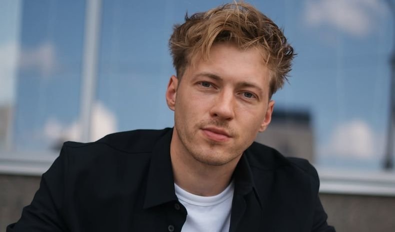 В сети показали новую девушку актера Григория Бакланова