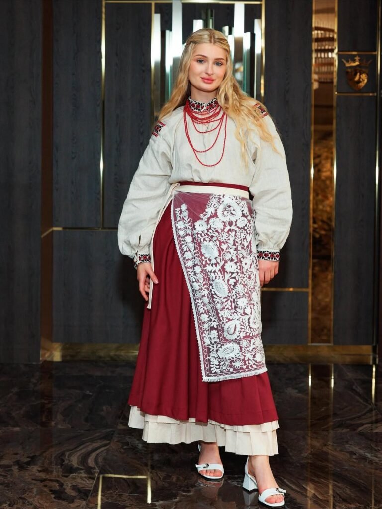 Знакома с Тереном и имеет медаль ПЦУ: интересные факты о звезде «Холостяка-14» Виточке Зварыч