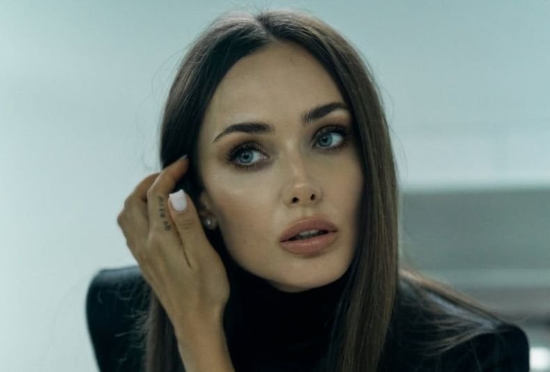 Ксения Мишина показала архивные фото с выпускного и конкурса красоты