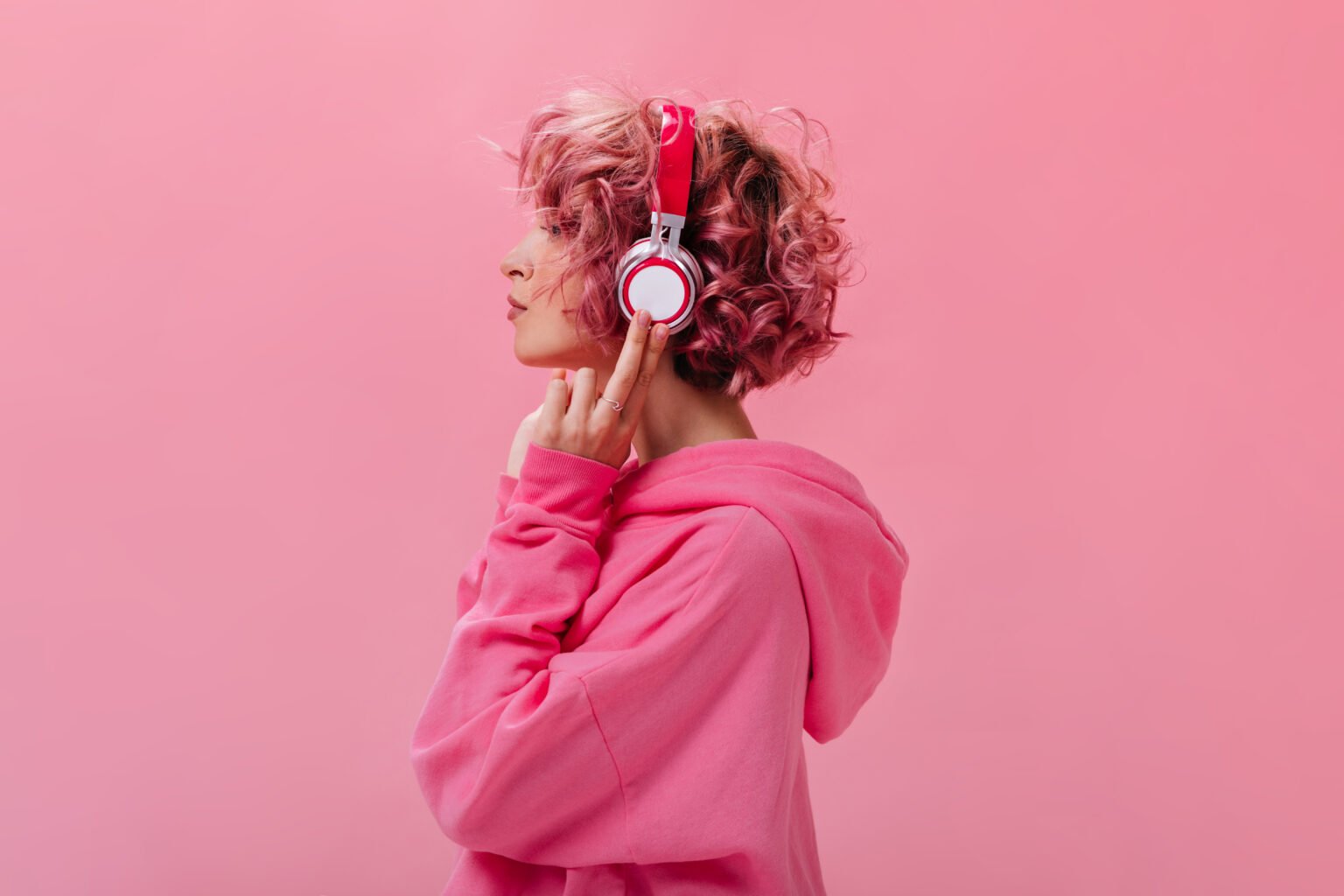 Стал новым лидером YouTube Charts в Украине: какой хит обошел в чартах Алену Омаргалиеву и MamaRika (ВИДЕО)