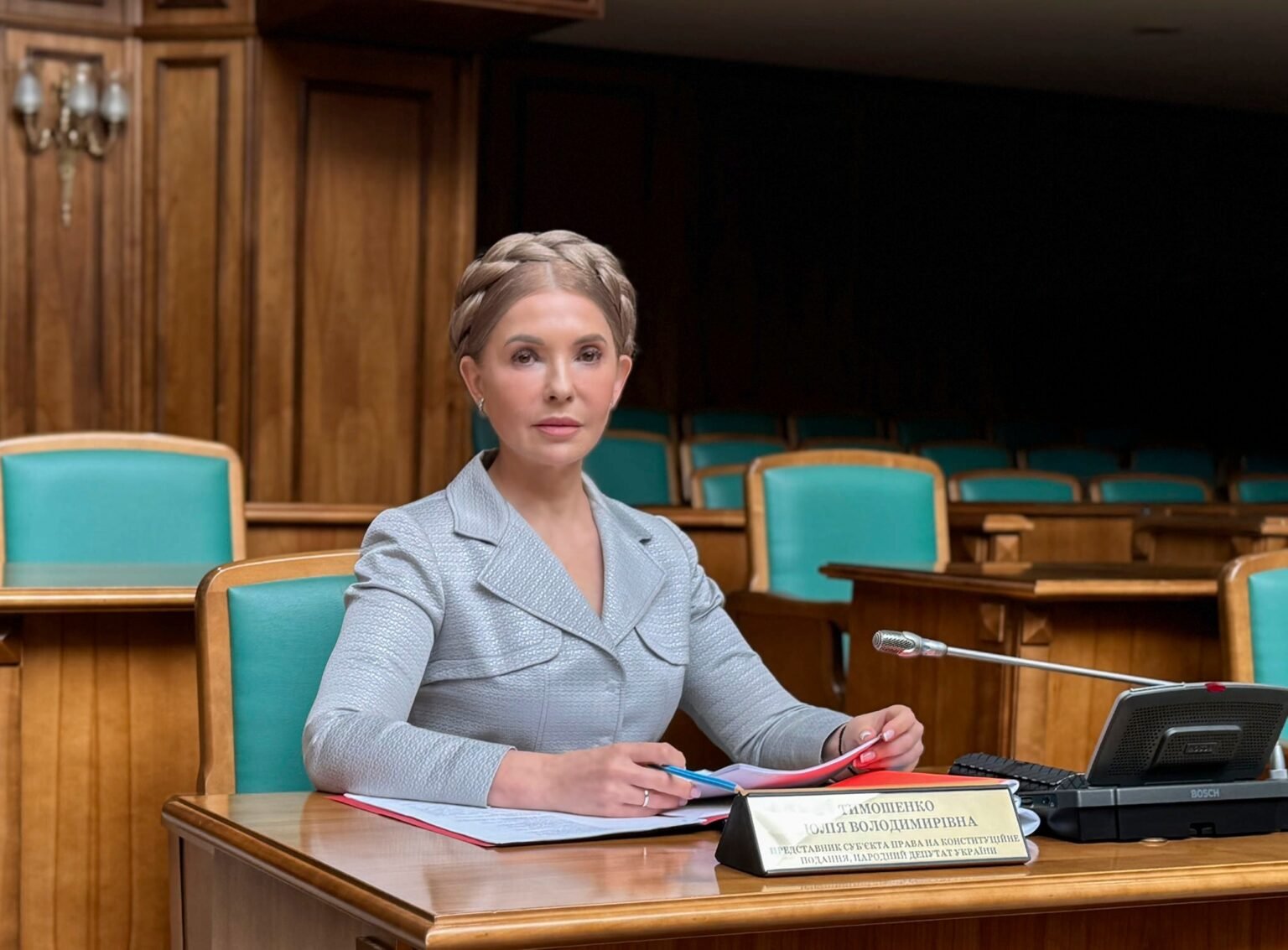 Пальто за 370 000 грн с российским следом: стало известно, какой бренд выбрала Юлия Тимошенко для рабочей встречи (ФОТО)