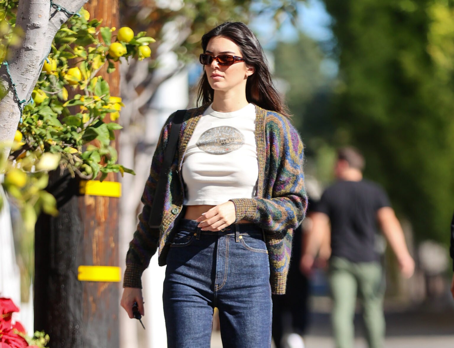 Спорт-шик в исполнении супермодели: Кендалл Дженнер показала, как объединить джинсы, пальто и бейсболку (ФОТО)