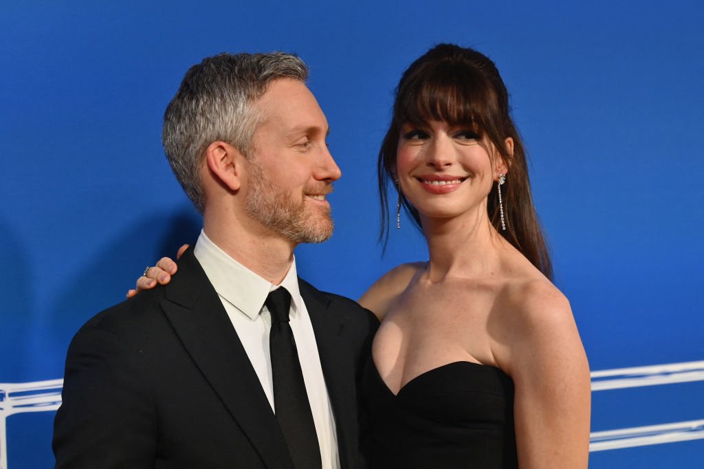 Редкий выход: Энн Хэтэуэй засветилась на красной дорожке с мужем